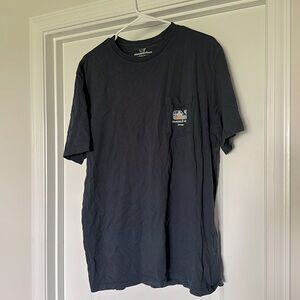 Vineyard vines Chicago men’s tshirt. Too small for my husband.